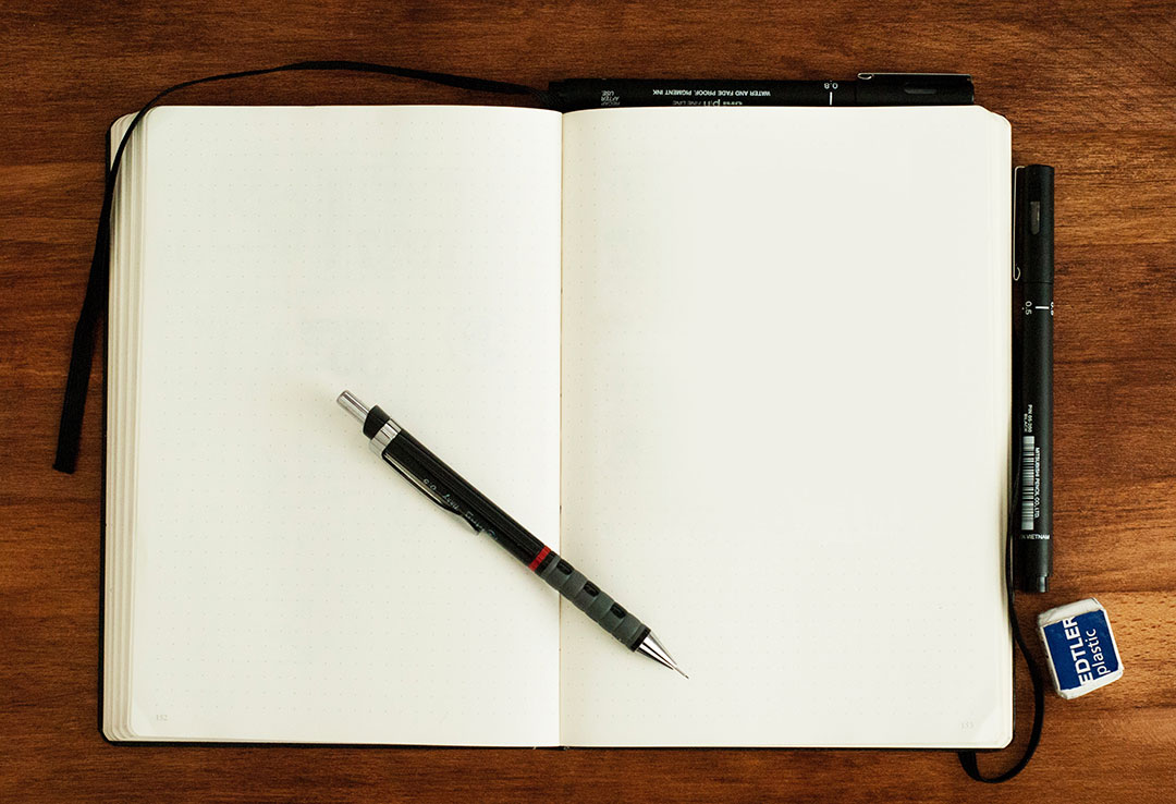 Uppslagen anteckningsbok med en penna för grupphandledning.